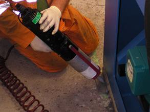 浇注贝尔佐纳 (Belzona) 1121(超级 XL 金属),形成一个不规则填隙片 浇注贝尔佐纳 (Belzona) 1121(超级 XL 金属),形成一个不规则填隙片